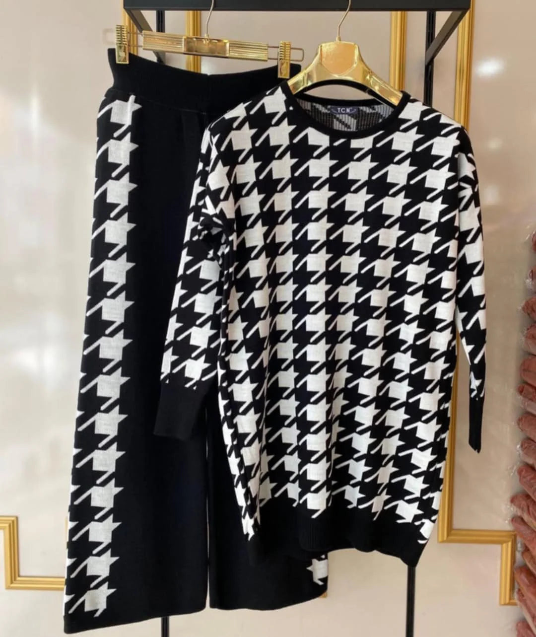 Arrow Printed Long Premium Quality Winter 2-Pcs Tracksuit For Her. TS-21